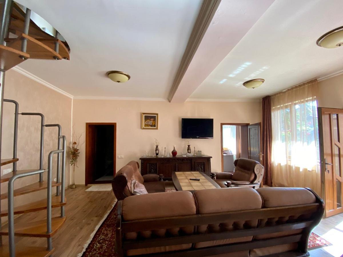Central House أرادايا المظهر الخارجي الصورة